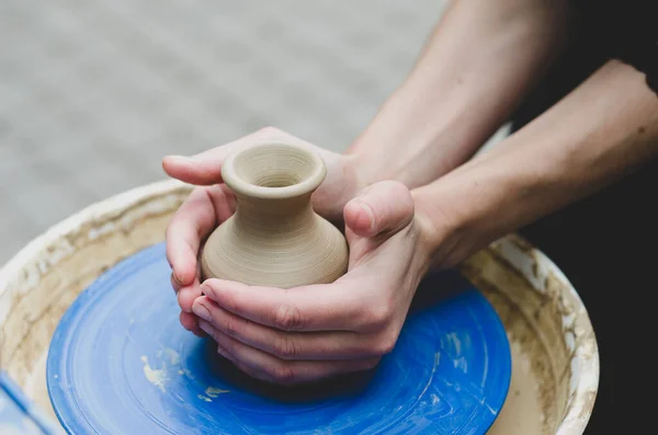 粘土罐和创造它的手 陶瓷工场手工制作的用湿粘土和手工陶工轮制作的花瓶 — 图库照片