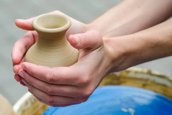 粘土罐和创造它的手 陶瓷工场手工制作的用湿粘土和手工陶工轮制作的花瓶 — 图库照片