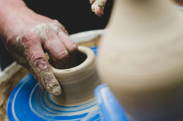 Potter Trabalho Faz Jarro Barro Oficina Cerâmica — Fotografia de Stock