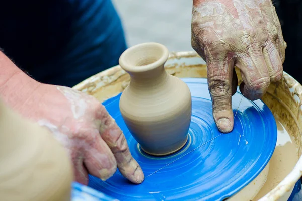 波特在工作 用粘土做一个壶 陶器作坊 — 图库照片