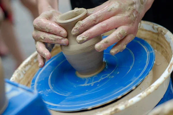 Straatmasterclass Het Modelleren Van Klei Een Pottenbakkerswiel Pottenbakkerij — Stockfoto