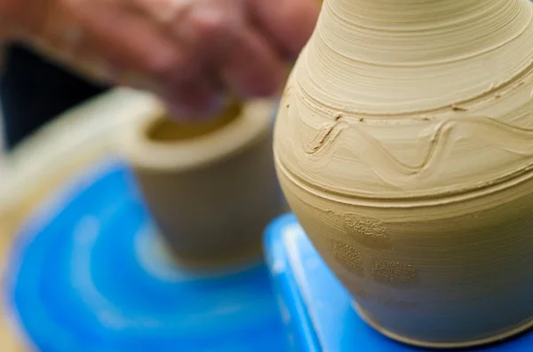 陶芸家の車輪の上の粘土のモデリングに関するストリートマスタークラス陶芸ワークショップで — ストック写真