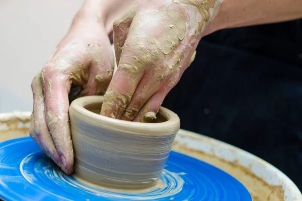 陶艺工作坊里关于陶土在陶工轮子上的模型的街头硕士班 — 图库照片