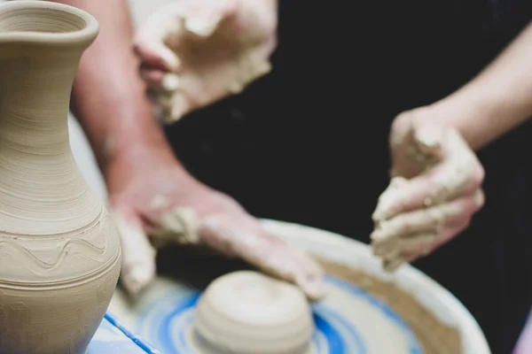 陶艺工作坊里关于陶土在陶工轮子上的模型的街头硕士班 — 图库照片