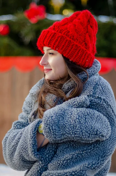 Młody Ładny Model Brunetka Pozuje Zdjęcia Zimie Pobliżu Choinki Środku — Zdjęcie stockowe