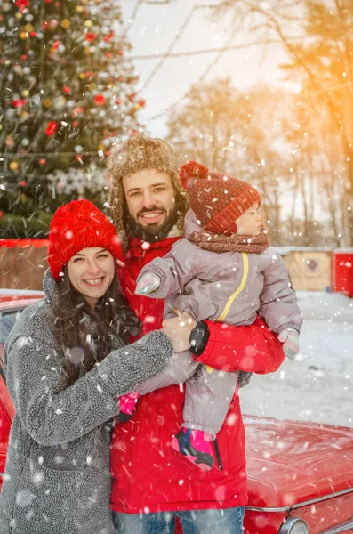 Joven Familia Enérgica Esposo Esposa Abrazan Hijo Calle Medio Invierno — Foto de Stock