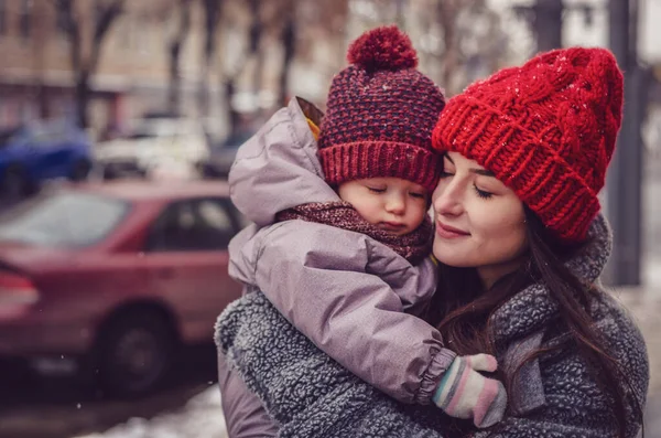 Mother Baby Her Hands Winter Middle Snow Covered Winter Street — Stock Photo, Image