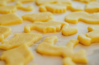 Zencefilli kurabiye hazırlama. Ahşap arka planda zencefilli ekmek pişirmek