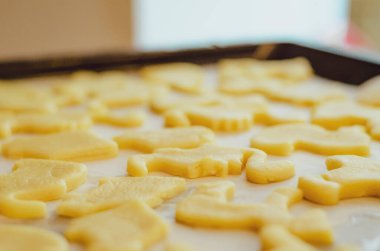 Zencefilli kurabiye hazırlama. Ahşap arka planda zencefilli ekmek pişirmek