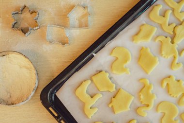 Zencefilli kurabiye hazırlama. Ahşap arka planda zencefilli ekmek pişirmek