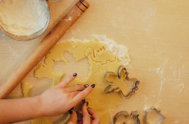 Zencefilli kurabiye hazırlama. Ahşap arka planda zencefilli ekmek pişirmek