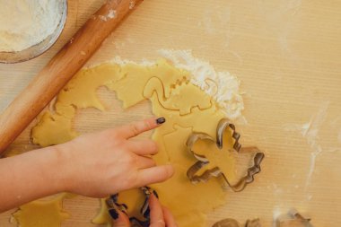 Zencefilli kurabiye hazırlama. Ahşap arka planda zencefilli ekmek pişirmek