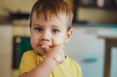 İki yıl boyunca kocaman gözleri olan küçük, güzel bir çocuk evde bir şeyler yedi. Evcil mutfakta ya da çocuk odasında küçük bir çocuk. Tatlı çocuk ve sağlıklı yemek..