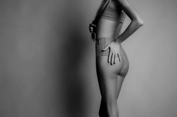 Jovem Magro Sexy Menina Toca Seu Corpo Lingerie Durante Uma — Fotografia de Stock