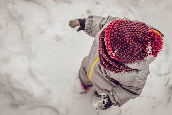 Щаслива Дитина Хлопчик Дівчинка Грають Глибокому Свіжому Снігу Взимку Копіювати — стокове фото