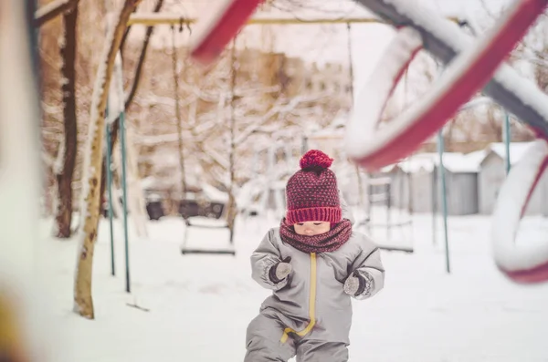 Gelukkig Lachend Kind Wandelen Zonnige Winterdag Spelen Met Sneeuw Kinderspeelplaats — Stockfoto