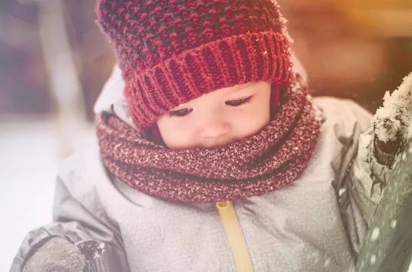 Glücklich Lächelndes Kind Das Einem Sonnigen Wintertag Auf Dem Kinderspielplatz — Stockfoto