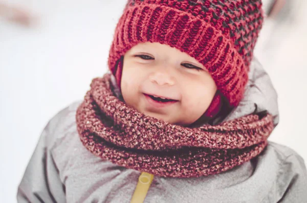Criança Sorridente Feliz Andando Dia Ensolarado Inverno Brincando Com Neve — Fotografia de Stock