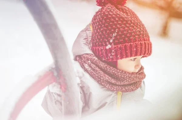 Criança Sorridente Feliz Andando Dia Ensolarado Inverno Brincando Com Neve — Fotografia de Stock