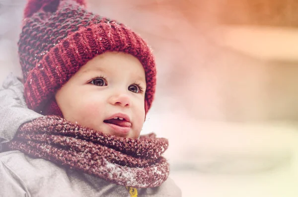 Menina Engraçada Usando Chapéu Vermelho Lenço Terno Inverno Quente Com — Fotografia de Stock