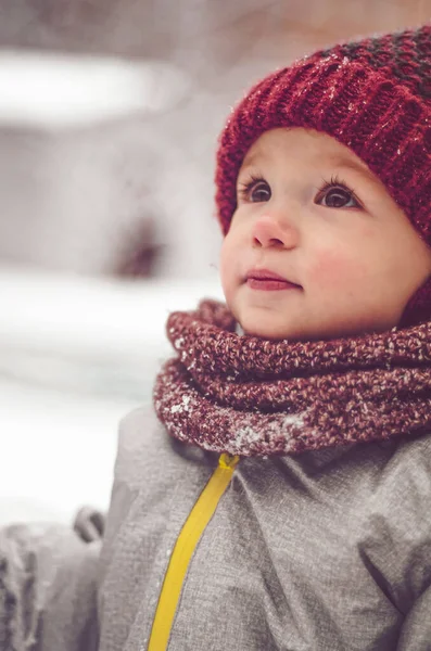 Menina Engraçada Usando Chapéu Vermelho Lenço Terno Inverno Quente Com — Fotografia de Stock