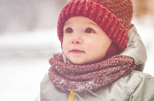 Lustiges Kleines Mädchen Mit Roter Mütze Einem Schal Und Einem — Stockfoto