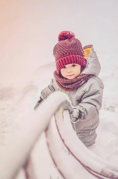 Menina Engraçada Usando Chapéu Vermelho Lenço Terno Inverno Quente Com — Fotografia de Stock