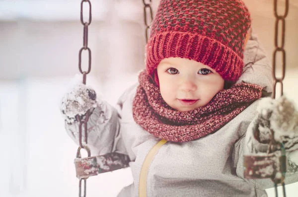 Retrato Engraçado Menina Criança Vestindo Chapéu Vermelho Lenço Terno Inverno — Fotografia de Stock