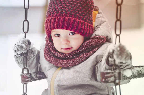 Porträt Lustiges Kleines Mädchen Mit Roter Mütze Einem Schal Und — Stockfoto