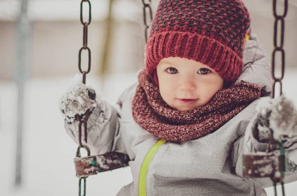 Retrato Engraçado Menina Criança Vestindo Chapéu Vermelho Lenço Terno Inverno — Fotografia de Stock