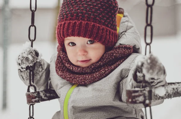 Retrato Engraçado Menina Criança Vestindo Chapéu Vermelho Lenço Terno Inverno — Fotografia de Stock