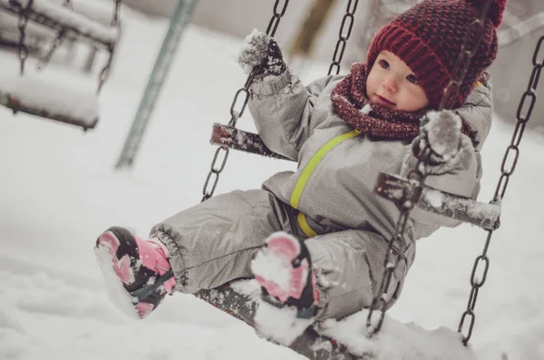 Engraçado Menina Vestindo Chapéu Vermelho Lenço Terno Inverno Quente Com — Fotografia de Stock