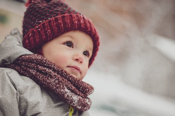 Забавная Маленькая Девочка Красной Шляпе Шарфе Теплом Зимнем Костюме Перчатками — стоковое фото
