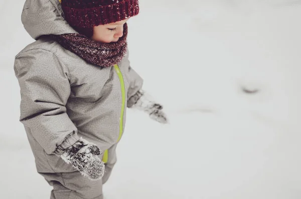 Счастливый Ребенок Мальчик Девочка Играющий Зимой Глубоком Свежем Снегу — стоковое фото
