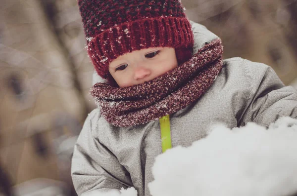 Mutlu çocuk, erkek ya da kız, kışın derin ve taze bir karda oynuyor..