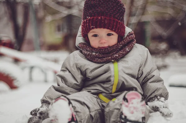 Rolig Liten Barn Flicka Klädd Röd Hatt Halsduk Och Varm — Stockfoto