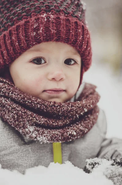 Niña Divertida Con Sombrero Rojo Una Bufanda Cálido Traje Invierno — Foto de Stock