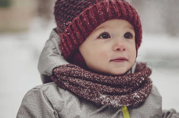 Lustiges Kleines Mädchen Mit Roter Mütze Einem Schal Und Einem — Stockfoto