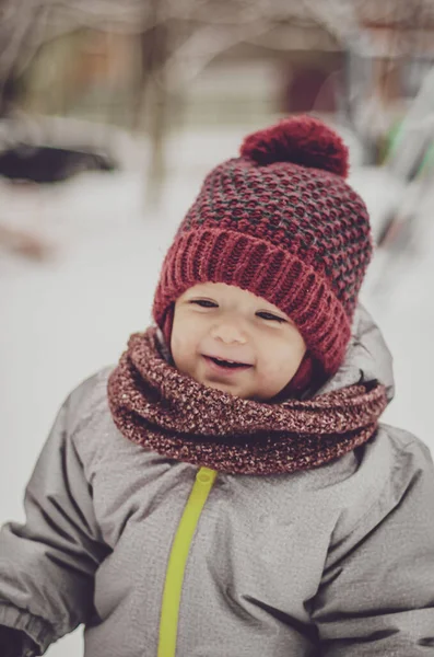 Rolig Liten Barn Flicka Klädd Röd Hatt Halsduk Och Varm — Stockfoto