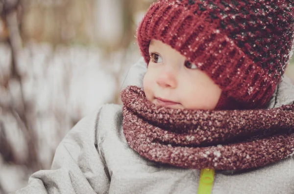 Menina Engraçada Usando Chapéu Vermelho Lenço Terno Inverno Quente Com — Fotografia de Stock