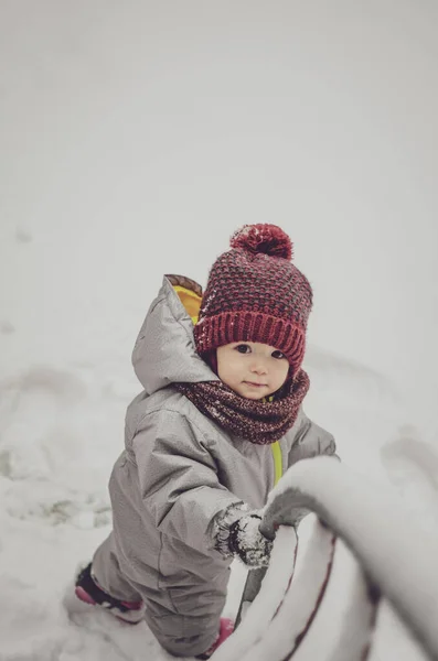 Αστείο Κοριτσάκι Φορώντας Κόκκινο Καπέλο Κασκόλ Και Ένα Ζεστό Χειμερινό — Φωτογραφία Αρχείου