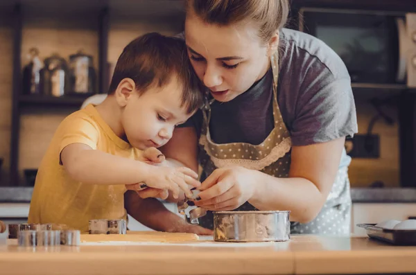 Schattige Kleine Jongen Zoon Zijn Mooie Moeder Schorten Spelen Lachen — Stockfoto