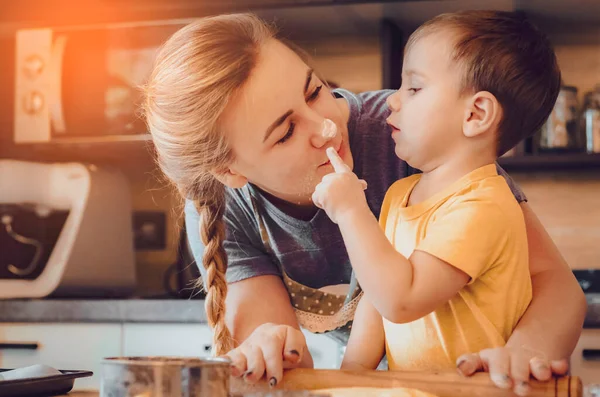 Schattige Kleine Jongen Zoon Zijn Mooie Moeder Schorten Spelen Lachen — Stockfoto