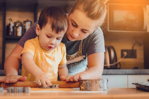 Feliz Divertido Rubia Madre Niño Bebé Niño Hornear Galletas Navidad — Foto de Stock