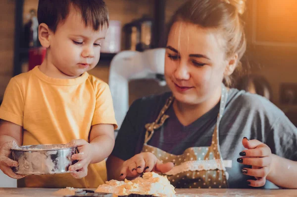 Gelukkig Grappig Blond Moeder Kind Baby Jongen Bakken Kerstkoekjes — Stockfoto