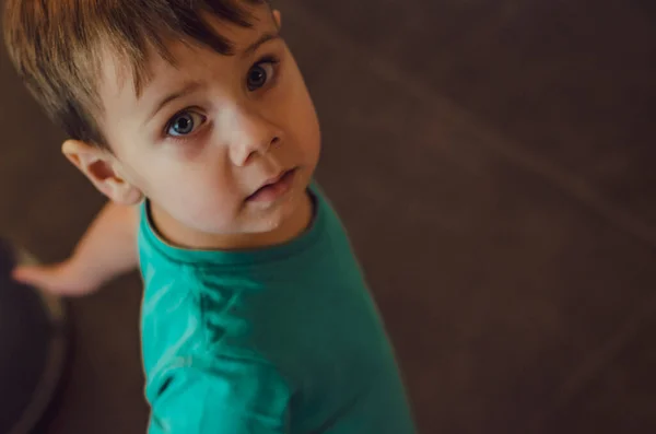 Menino Shirt Verde Olhar Para Mãe Olhar Baixo Para Cima — Fotografia de Stock