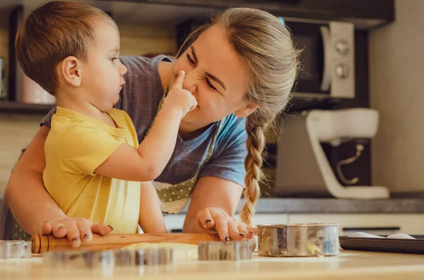 Lindo Niño Hijo Hermosa Madre Delantales Están Jugando Riendo Mientras — Foto de Stock