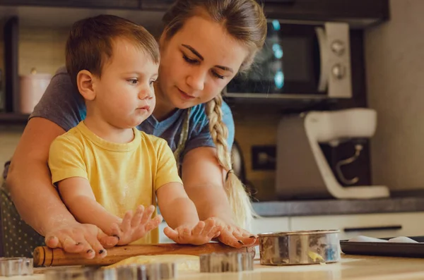 Mutfakta Mutlu Bir Aile Anne Çocuk Hamuru Hazırlıyor Kurabiye Pişiriyor — Stok fotoğraf