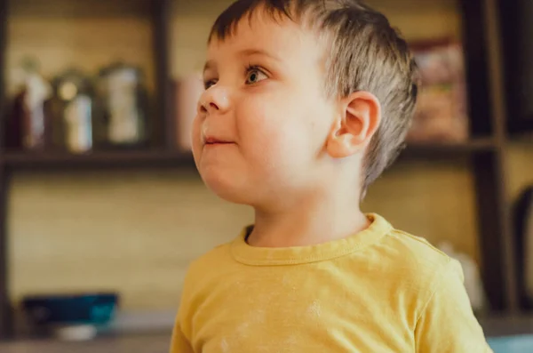 Menino Bonito Com Olhos Grandes Aparência Atraente Vestida Amarelo Shirt — Fotografia de Stock