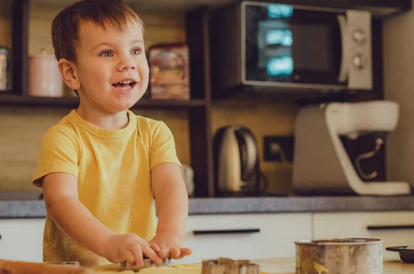 Lieve Kleine Schattige Kind Jongen Leren Hoe Een Taart Maken — Stockfoto